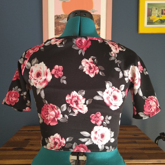 Stretch Floral Print Crop Top with powerful Rockabilly Rollergirl vibes - Picture 3 of 3